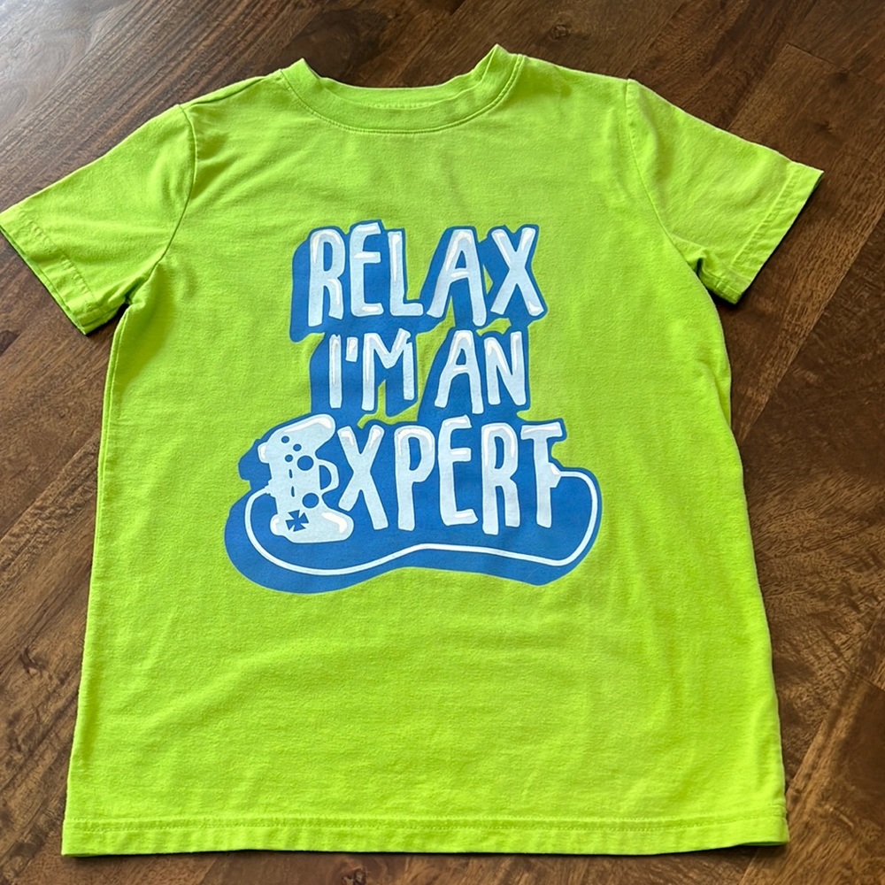 CAT & JACK “RELAX I’M AN EXPERT” BOYS TEE. SIZE M 8/10
